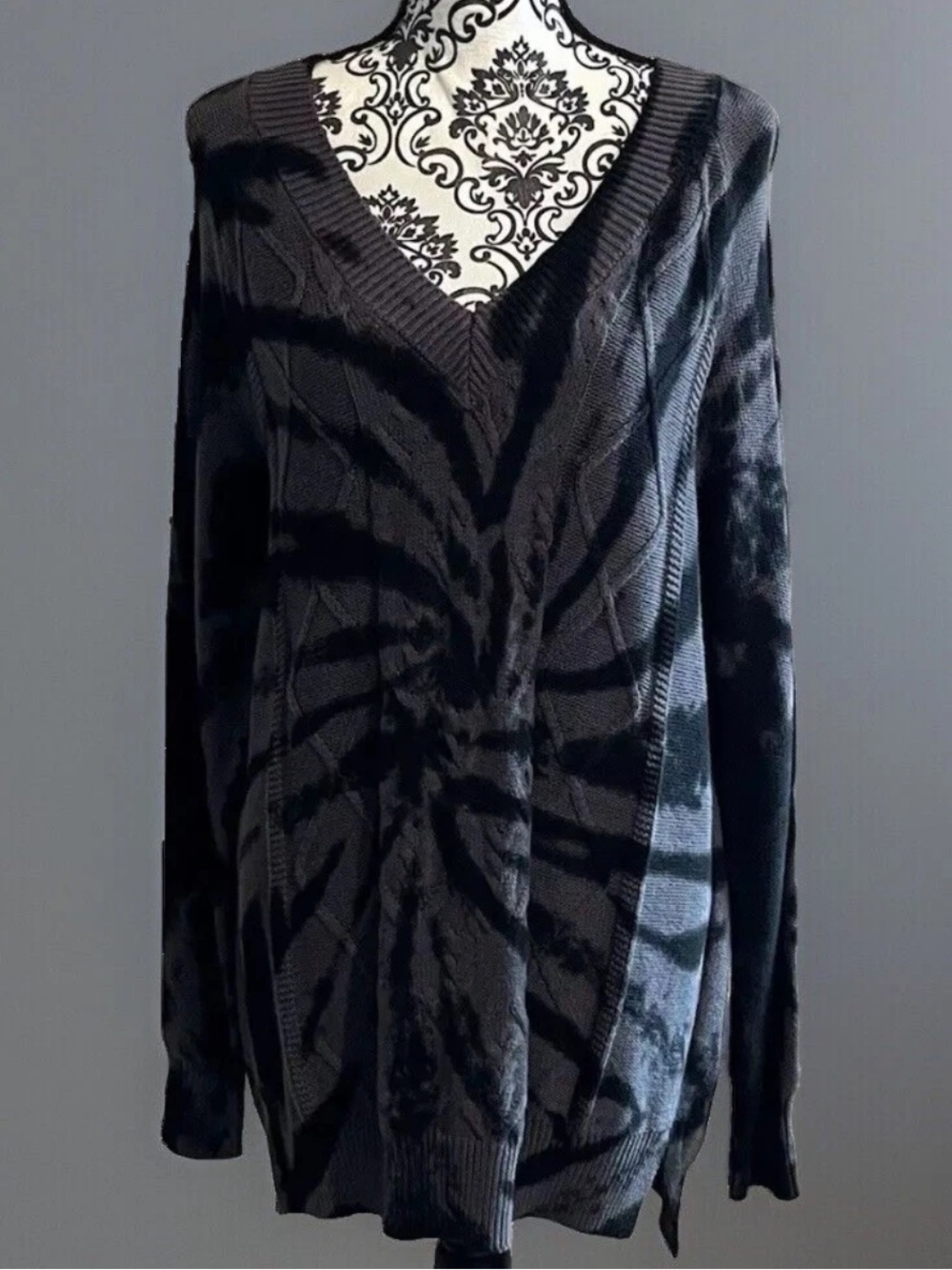Wonderly Women's V-Neck Sweater in Black and Gray